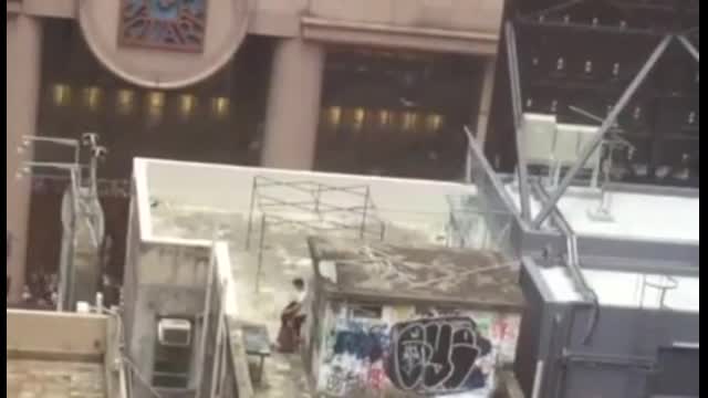 突發！香港時代廣場外情侶激戰！ 