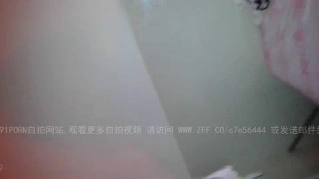 眼鏡熟女姐妹花，一個拍攝一個插。 