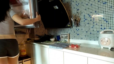小騷貨說餓了想吃沙拉，直接來吃雞吧