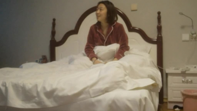 家裏偷情男朋友突然回來敲門，妹子直接吓哭