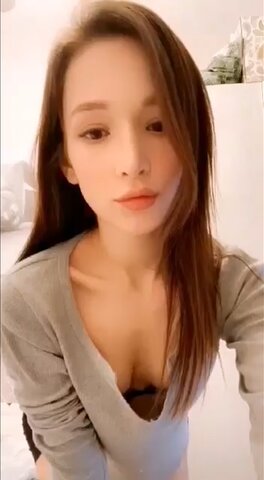 妹子脫褲子露出性感巨尻