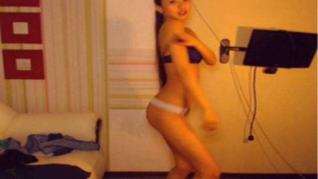 可愛女孩自拍流出 