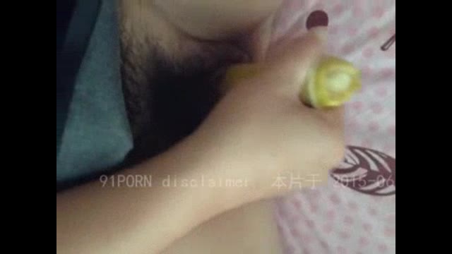 骚妇香蕉自慰，香蕉都夹烂了 