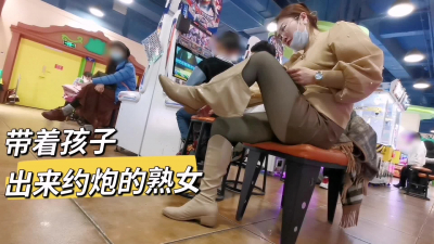  帶着孩子偷情被内射