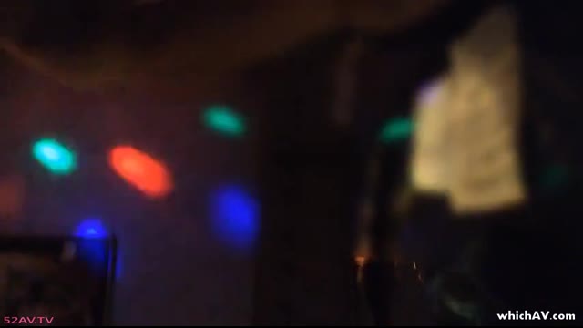 超嗨KTV在包房廂一邊K歌一邊啪啪 服務生突然闖進來嚇到想加入一份 
