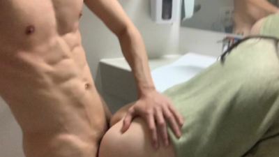 和男票的日常 第十三彈~ 在浴室站着doi 後面高潮抽搐了