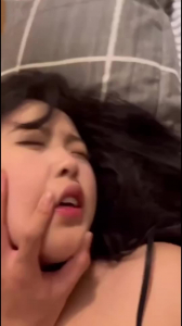 眼鏡男玩真花這麽誘人女人！一點都不憐香惜玉
