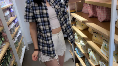 商場搭讪02嫩妹，脫衣服被驚豔到了，有男朋友還發差