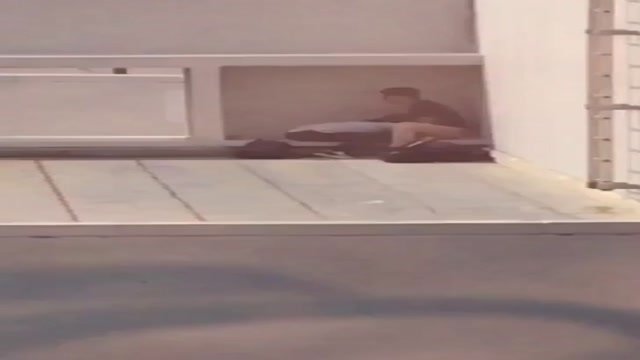 朋友实拍的- 班上情侣在外面口交，班上同学看到了得意忘形 