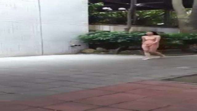 本土女孩街上裸跑 
