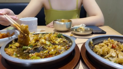 在飯店撩巨乳少婦，性感美乳讓人欲罷不能