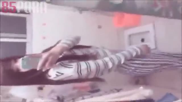 這麼小年紀就自拍你爸爸不會罵嗎 