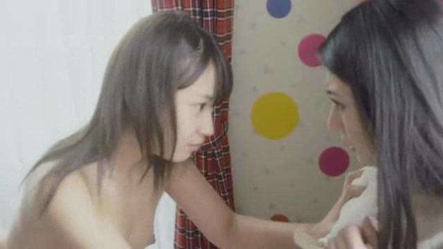 兩女床上做愛 
