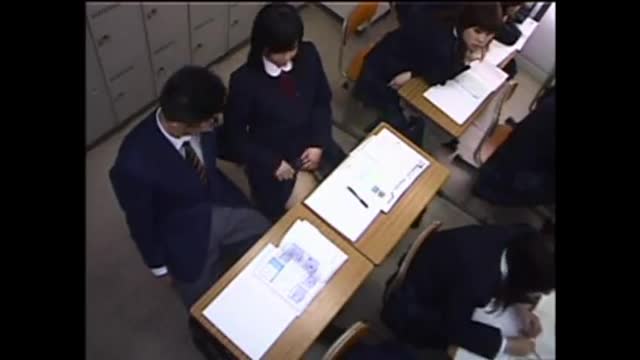 老師在上課學生在公然 