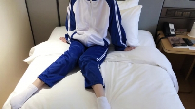 19歲校服play，同學就在隔壁，讓我小聲操她，（下）
