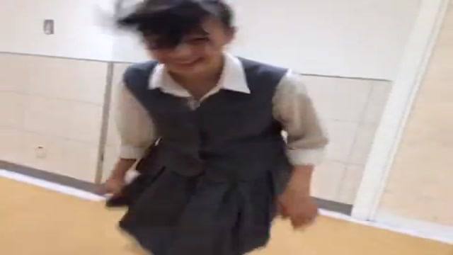 女生跳起被人看小褲褲 