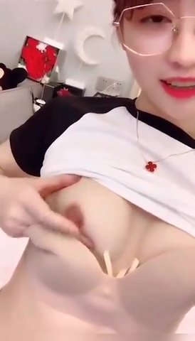 眼鏡少婦玩奶頭