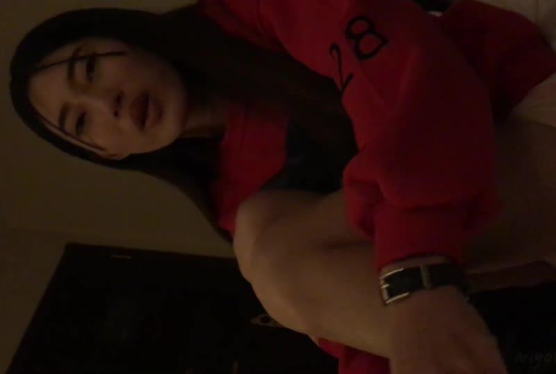背著男友援交的學生妹邊吃雞巴還邊和男友聊天
