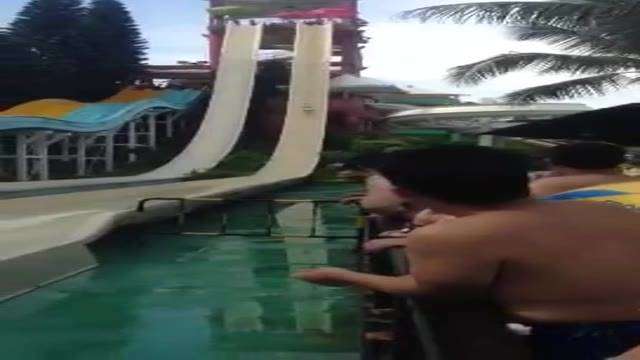 玩滑水道玩到奶掉出來 