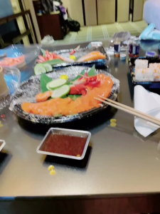 場面一度混亂 多p多個猛男掙着操騷逼