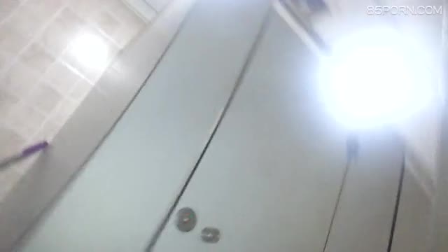 公司廁所跟拍熟女同事尿尿