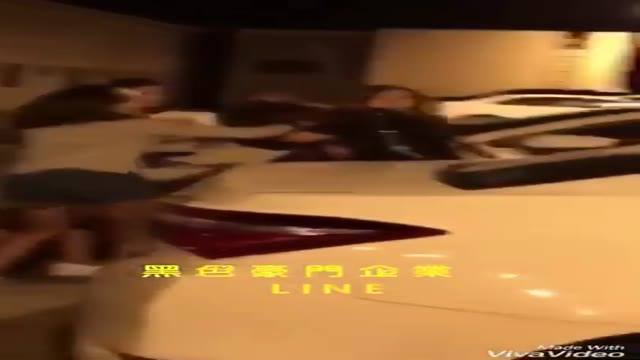 Taiwan 2017.10.14  苗栗頭份女勾引別人男友，約談判反遭辣妹扒衣集體圍毆 
