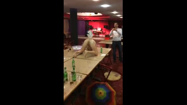 洋妹表演人體噴水池 