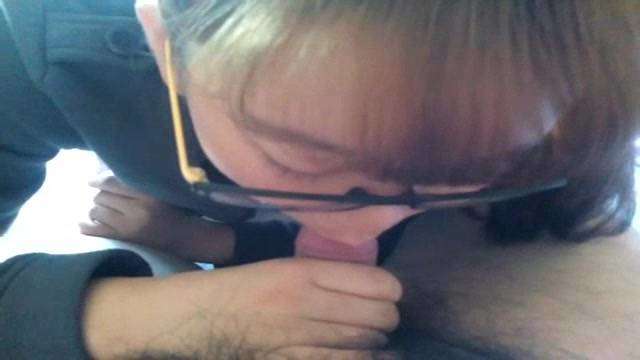 眼鏡妹為男子吃香蕉 