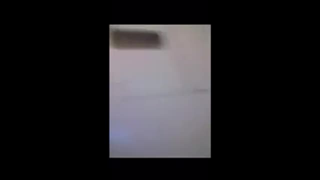 歐洲正妹坐飛機時性慾難耐跑去洗手間裡自慰自拍摳穴