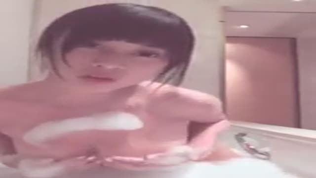 妹妹洗澡自拍给我看 