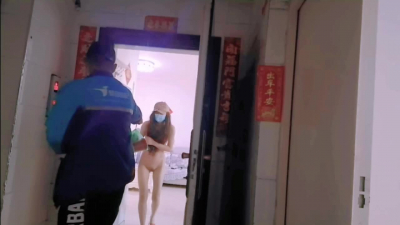 開着門做愛突然外賣小哥出現