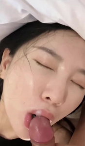 露臉極品女友口爆顔射，身材一流，射嘴裏别射裏面，