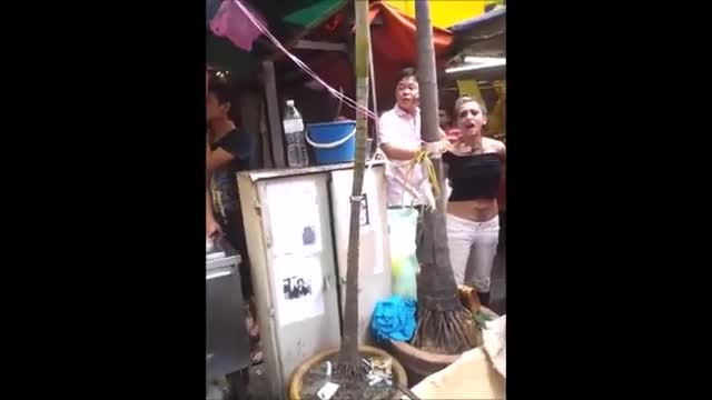 KL次厂街上演脫衣舞鬧劇 
