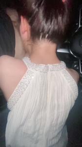 人妻車上吃肉棒，接老公電話說在加班