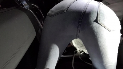 翹臀牛仔褲車震，舔到一半有人來了，吓得頭都撞到了玻璃