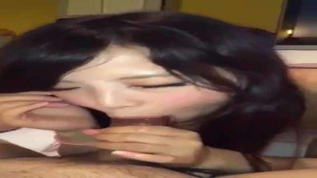 瞇著眼來幫你口交的日本妹 