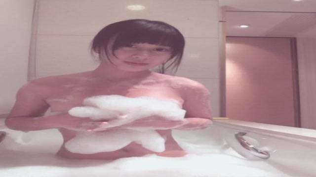 嫩模黃可洗澡外流 