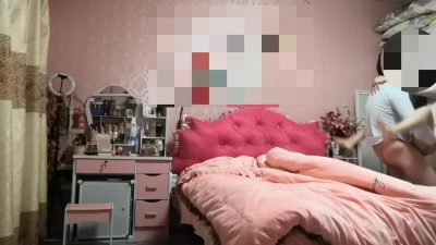 極品車模偷偷帶我到她卧室怕男朋友碰到