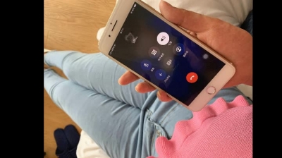 開外音，邊給老公打電話，邊坐在雞巴上扭動！