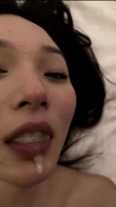 “你的精液好多啊”少婦吞精 吃起精液來一點都不含糊