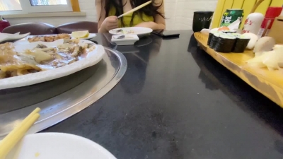 飯店包廂撩人妻，忍不住就地開操
