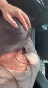 “射逼裏”在車裏和剛來的美女實習生無套車震，騷比叫聲淫蕩差點被人發現