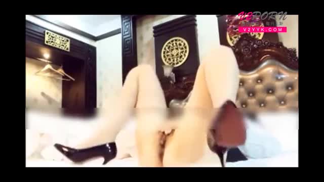[大陸A片]打电话的丝袜高跟OL少妇直接按在床上干 