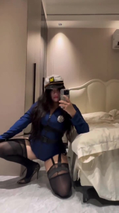 抖音00後高顔值白嫩肥臀性瘾母狗，細腰大屁股後入到漏尿再內射