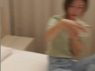 反差婊 短發女友露臉繼續開操，前戲精彩對白誘人搭配牛仔褲黑内真是極品