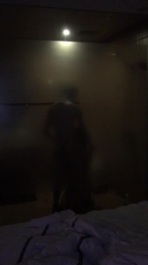 年輕小夥和嫂子在浴室大戰，老公竟在外拍視頻