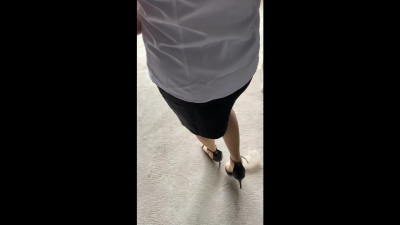 [原創]戶外約售樓小姐去看房子，半推半就在毛坯房内進行插入尾交。