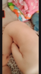 嬌妻邊吃雞吧，邊被插入，噴水
