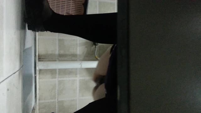 跟拍黑丝熟女拉尿 