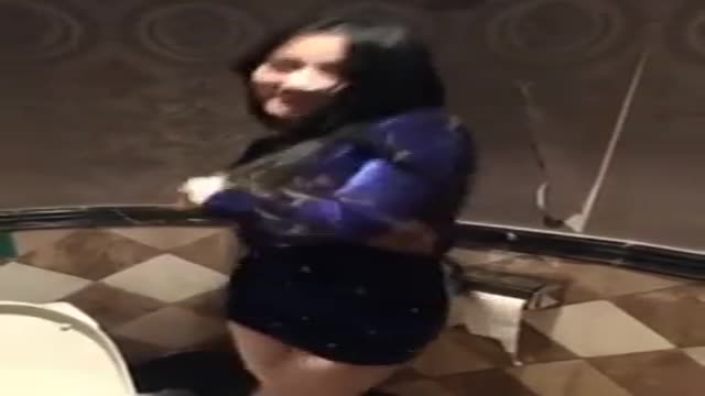 嫩妹子在廁所送福利了 